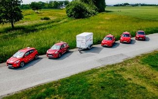 Fahrschulfahrzeuge Frontansicht aus der Vogelperspektive