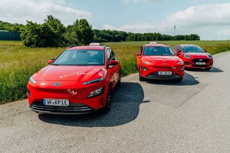 Frontansicht dreier Fahrschulfahrzeuge