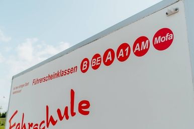 Führerscheinklassen im Überblick auf dem Anhänger