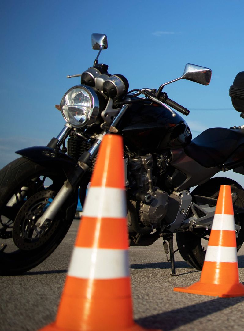 Ein Motorrad hinter Straßenkegeln