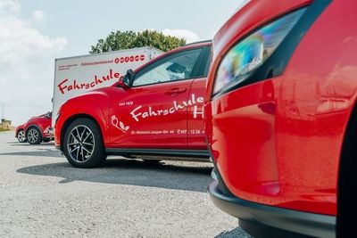 Nahaufnahme der Fahrzeuge aus der Froschperspektive